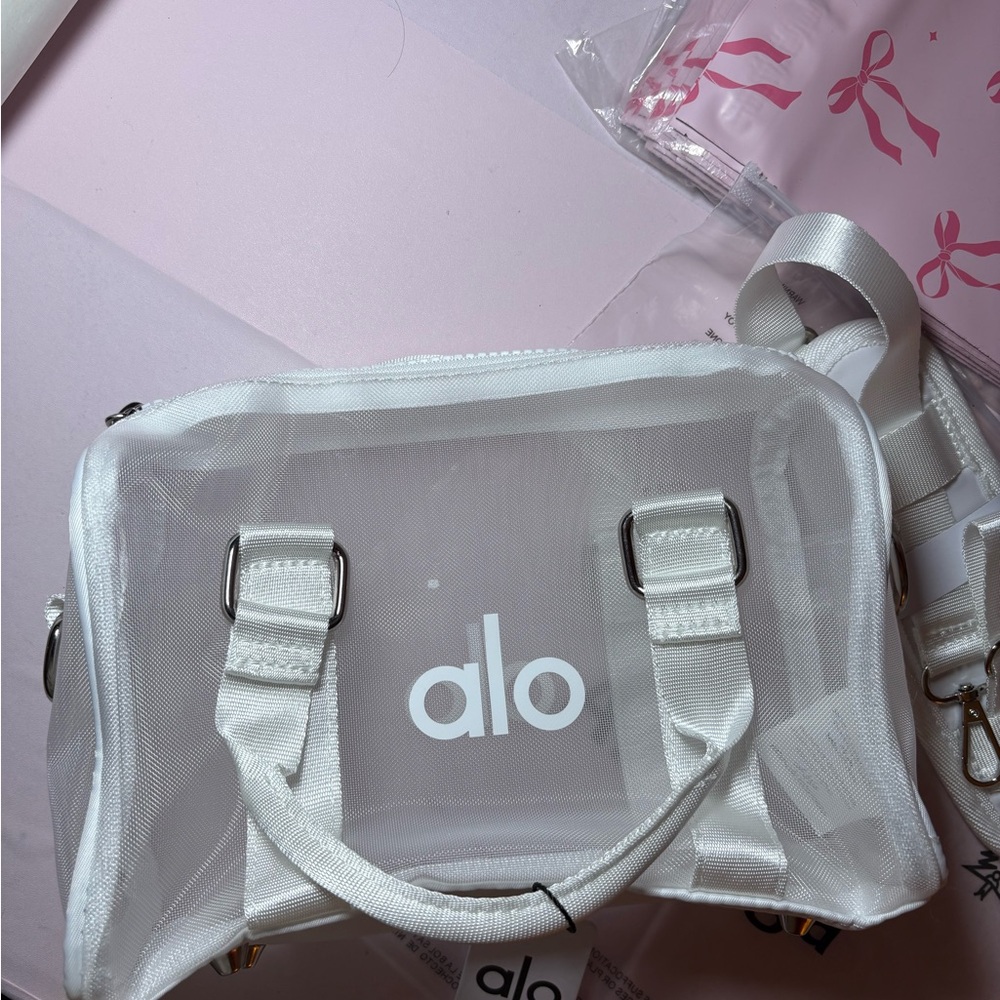 NEW 🤍🤍ALO Yoga Classic White Mini Bag - Picture 6 of 13
